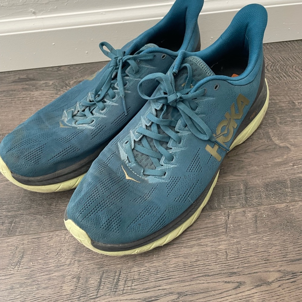 Men’s Hoka Blue Athletic Shoes with Sleek Design